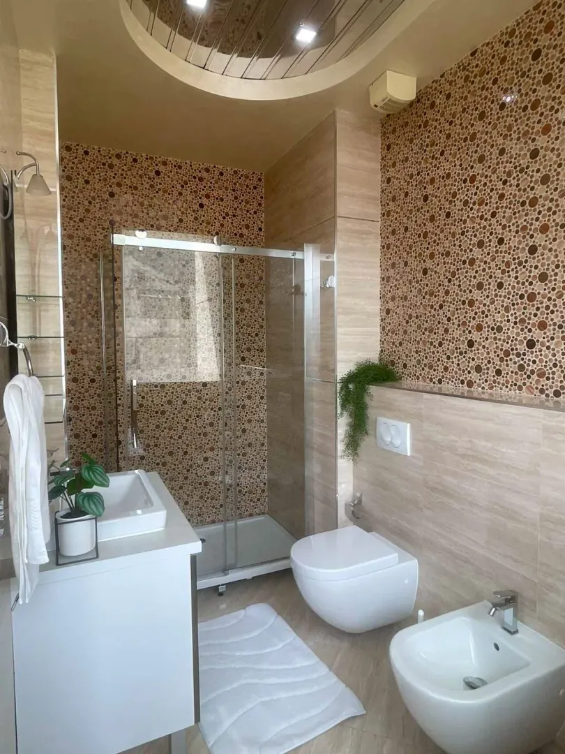 Moderne kupatilo sa tuš kabinom, WC šoljom, bideom i umivaonikom.