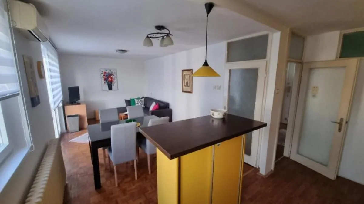 Izdavanje, trosoban stan, 70m², Centar, Novi Sad