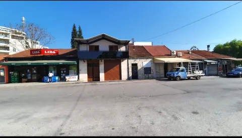 View of the facade and entrance to commercial premises with parking. - image 10
