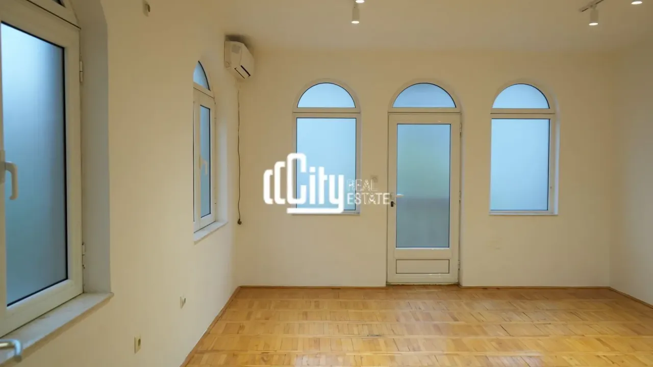 Izdavanje, poslovni prostor, 145m², Centar, Podgorica