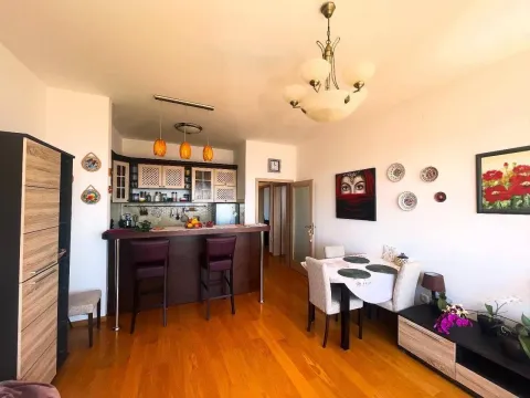 Dnevni boravak sa trpezarijom i šankom koji odvaja kuhinjski dio. - image 3