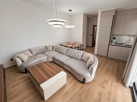 Moderan dnevni boravak sa ugaonom garniturom, trpezarijom i otvorenom kuhinjom. - image 2
