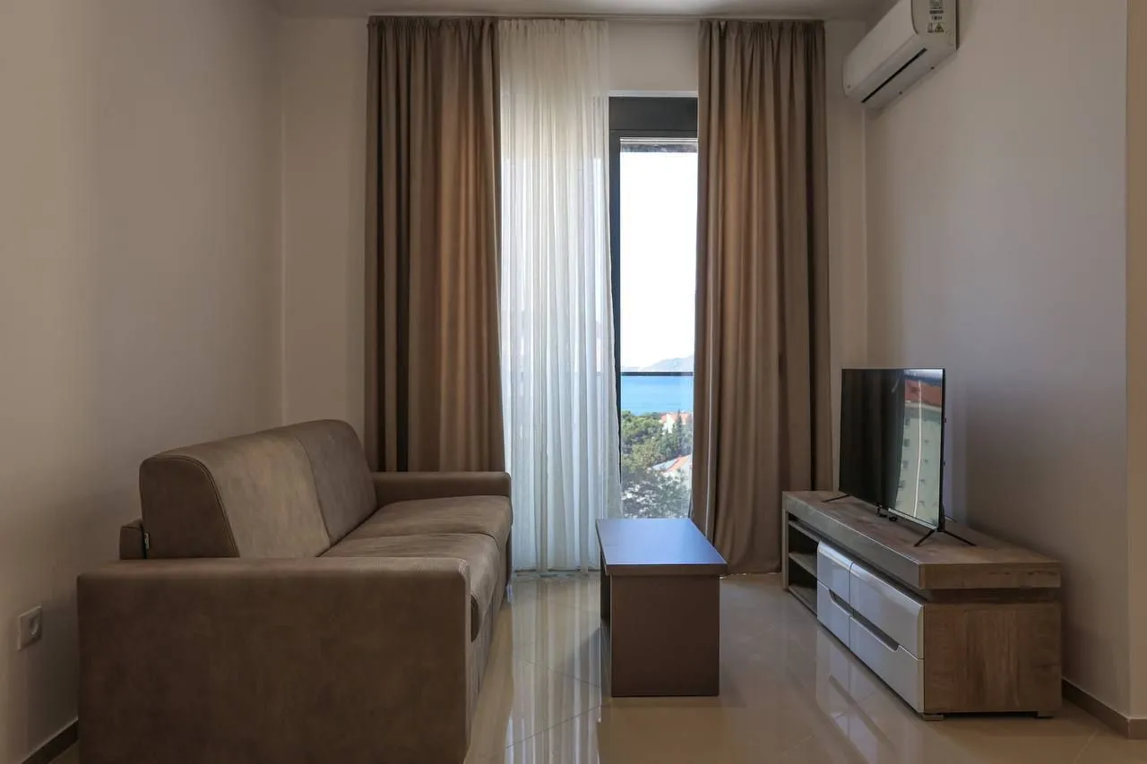 Rent, one bedroom apartment, 45m², Bečići, Budva