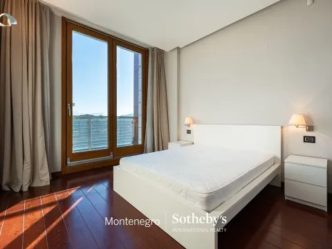 Izdavanje, trosoban stan, 204m², Kod Capital Plaze, Podgorica - image 27