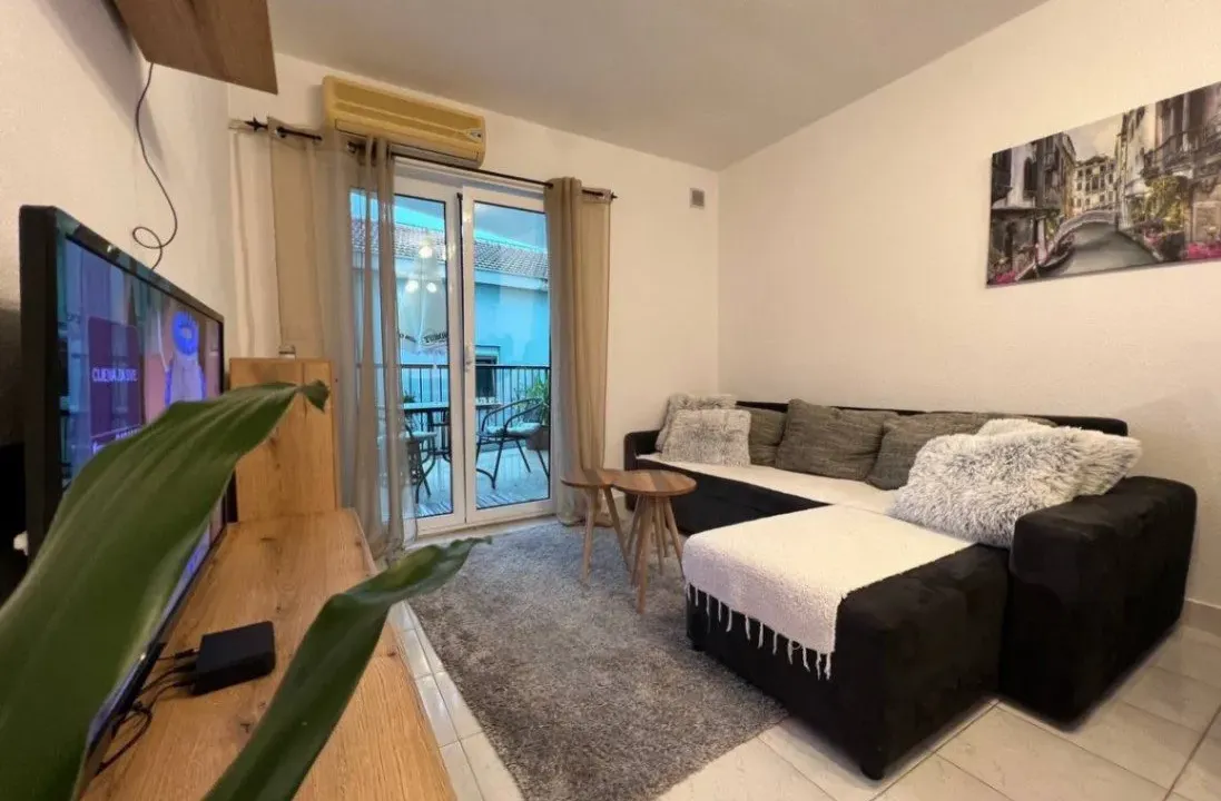 Izdavanje, jednosoban stan, 42m², Đenovići, Herceg Novi