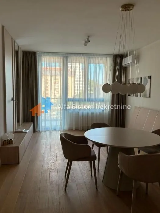 Izdavanje, trosoban stan, 74m², Savski Venac, Beograd