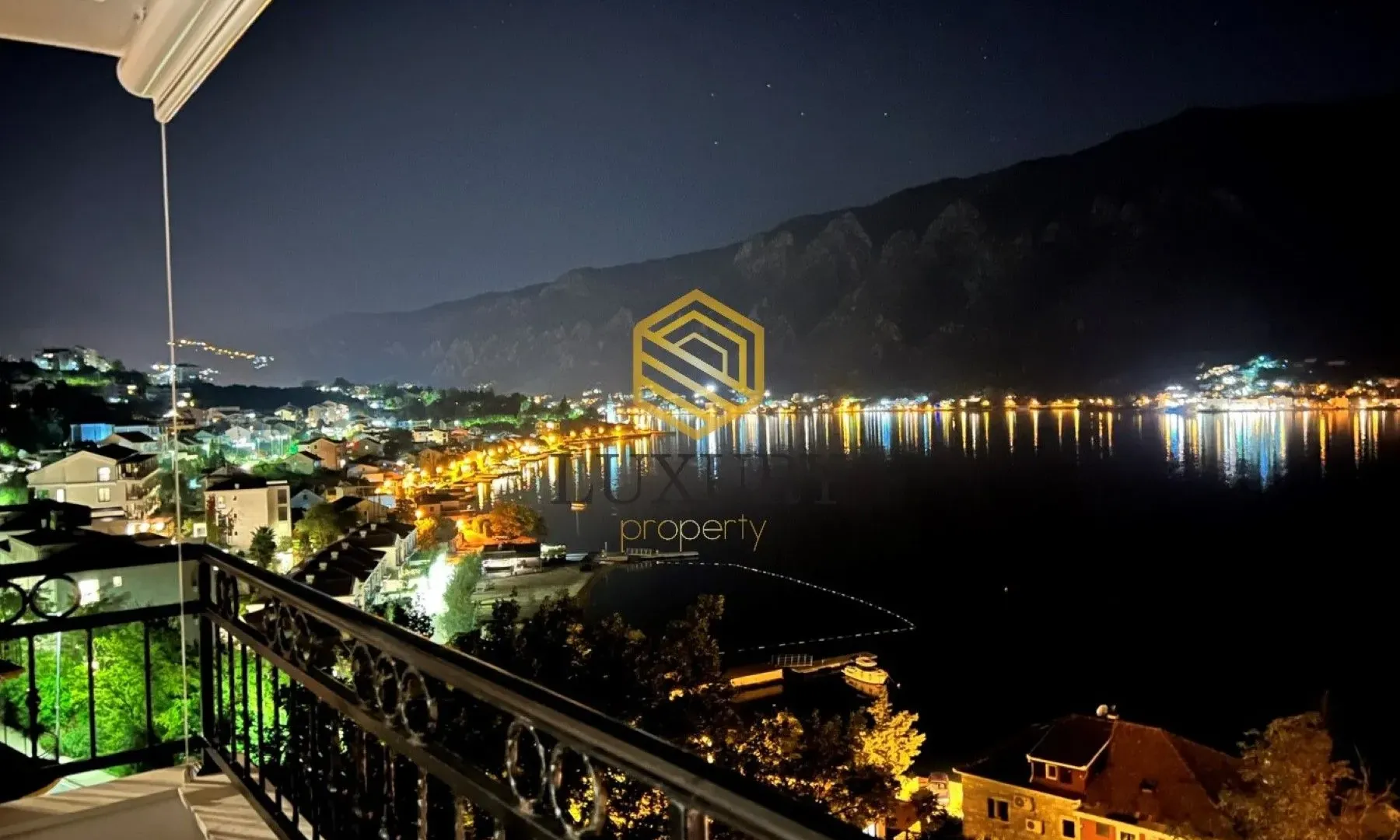 Sale, two bedroom apartment, 85m², Dobrota, Kotor