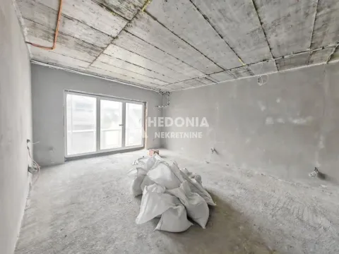 Neopremljena prostorija u grubim radovima sa balkonskim vratima. - image 5