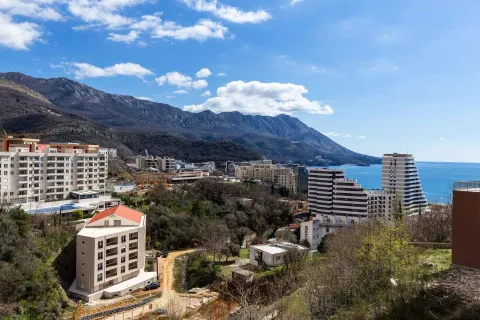 Pogled sa nekretnine na grad, planine i more. - image 11