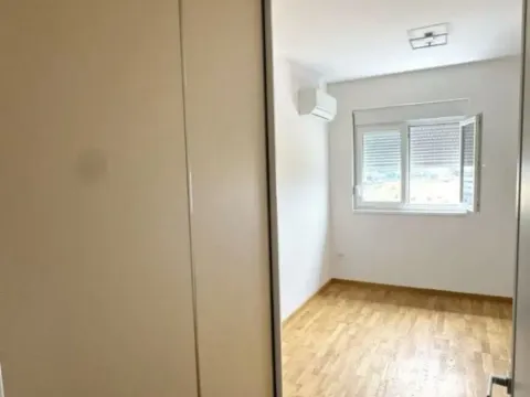 Izdavanje, dvosoban stan, 66m², Stari Aerodrom, Podgorica - image 5