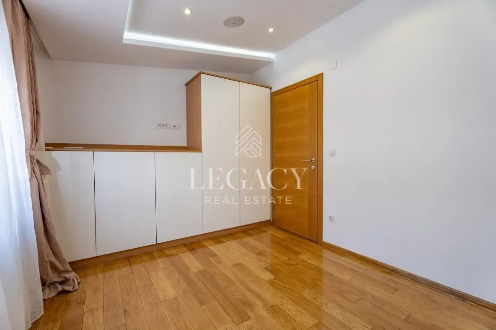 Prodaja, četvorosoban stan, 140m², Šumice, Beograd