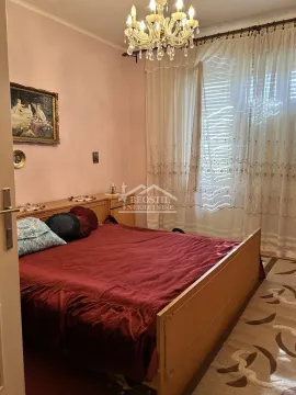 Spavaća soba sa bračnim krevetom, roze zidovima i lusterom. - image 10