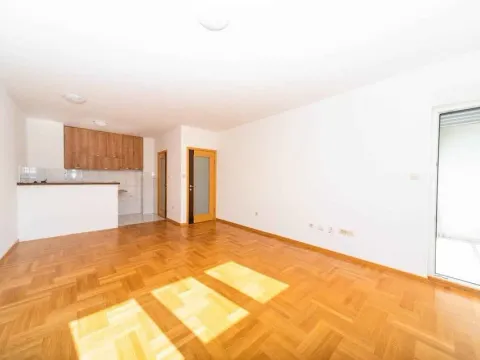 Izdavanje, stan, 52m², Podgorica, Crna Gora - image 1