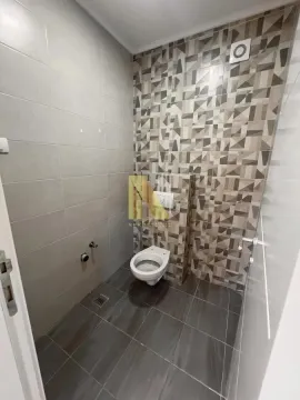 Manje kupatilo sa modernim pločicama i ugradnom šoljom. - image 12