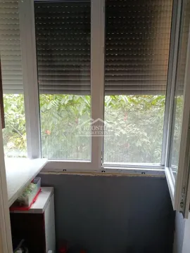 Manji zastakljeni balkonski prostor sa pogledom na zelenilo. - image 13