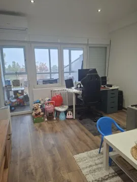 Dnevna soba sa radnim stolom i izlazom na terasu. - image 10