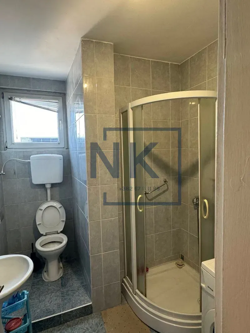 Kupatilo sa tuš kabinom, wc šoljom i umivaonikom.