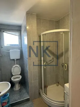 Kupatilo sa tuš kabinom, wc šoljom i umivaonikom. - image 5
