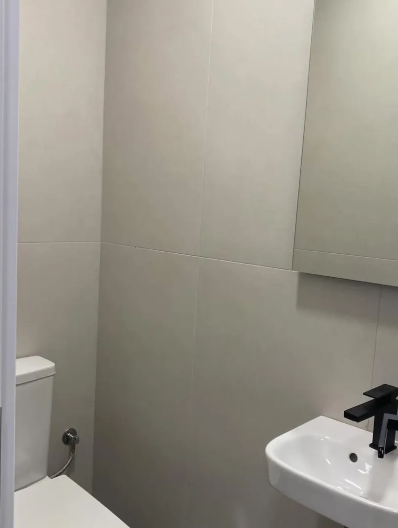 Pregled moderno opremljenog kupatila sa umivaonikom i toaletom.