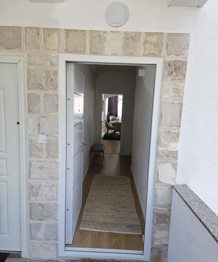 Rent, one bedroom apartment, 56m², Kalimanj, Tivat