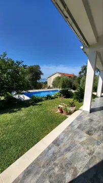 Pogled sa terase na uređeno dvorište sa bazenom i zelenilom. - image 3