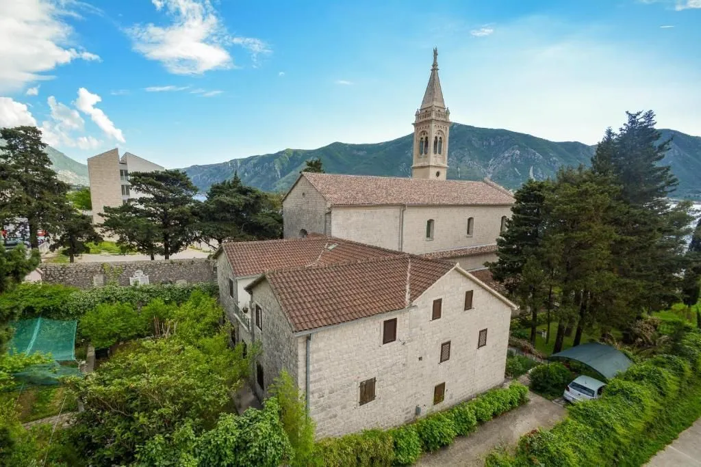 Rent, hospitality venue, 500m², Dobrota, Kotor