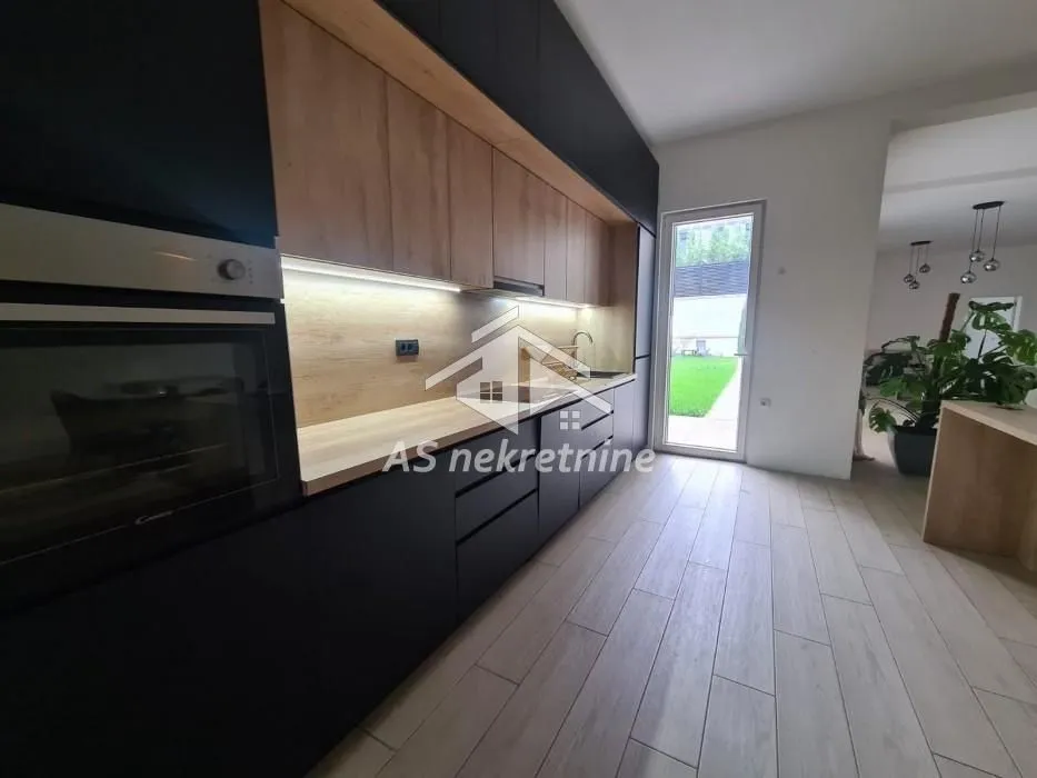 Izdavanje, stan, 240m², Savski Venac, Beograd