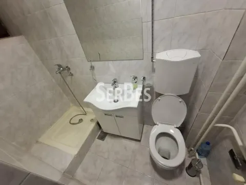 Manje kupatilo sa tuš kabinom, umivaonikom i šoljom obloženo keramičkim pločicama. - image 19