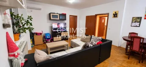 Dnevna soba sa garniturom, TV-om i trpezarijskim stolom. - image 3