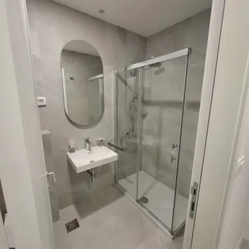Moderne opremljeno kupatilo sa tuš kabinom i umivaonikom. - image 11