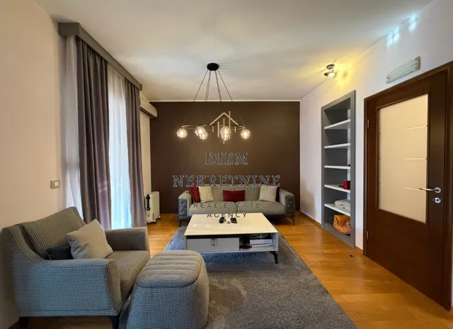 Izdavanje, trosoban stan, 140m², Podgorica, Crna Gora