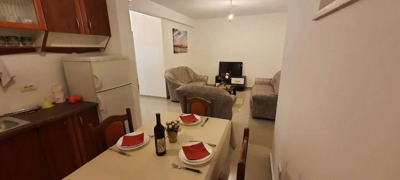 Dnevni boravak sa trpezarijom i kuhinjom.