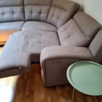 Ugaona garnitura u dnevnoj sobi sa malim stočićem. - image 4