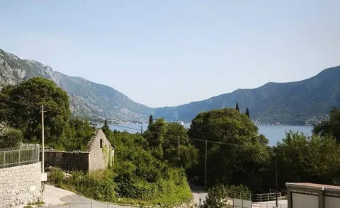 Pogled na planine i zaliv sa prilaznog puta i dvorišta. - image 2
