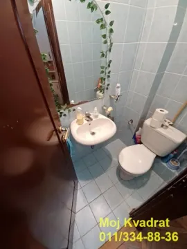 Manje kupatilo sa lavaboom, wc šoljom i ogledalom. - image 10