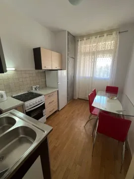 Kitchen with dining area equipped with basic units and appliances. - image 3