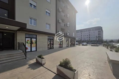 Pogled na spoljašnjost stambeno-poslovne zgrade sa poslovnim prostorom u prizemlju i prilazom. - image 19