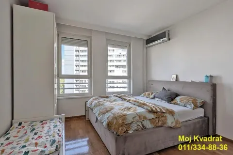 Spavaća soba sa bračnim krevetom, klima uređajem i pogledom na grad. - image 7