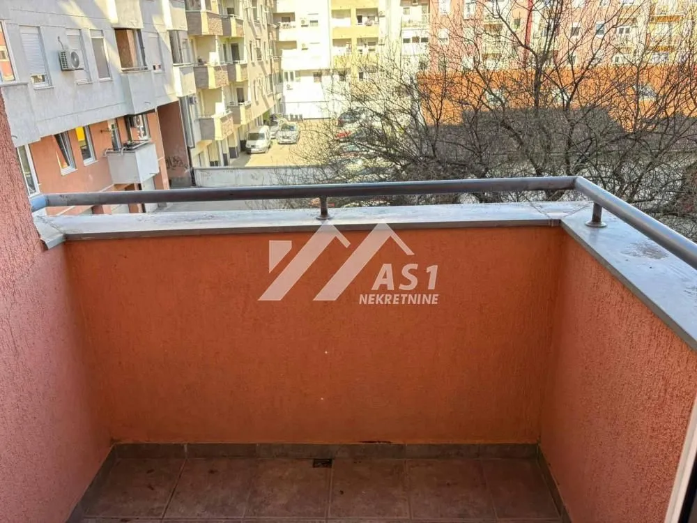 Pogled sa balkona na okolne stambene zgrade i dvorište.