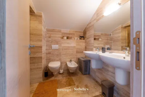 Kupatilo obloženo keramičkim pločicama sa dva umivaonika, wc šoljom i bideom. - image 9