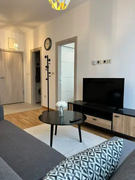 Moderan dnevni boravak sa garniturom, televizorom i trpezarijskim stolom. - image 2