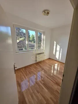 Empty room with parquet flooring and a window overlooking the yard. - image 4