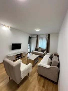 Dnevna soba sa garniturom za sjedenje, klub stolićem i televizorom. - image 2