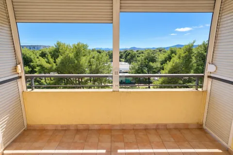 Natkriveni balkon sa pogledom na park i zelenilo. - image 6