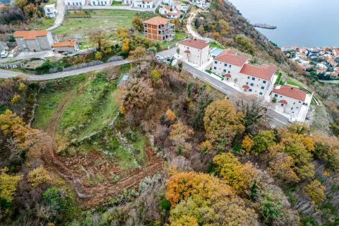 Pogled iz vazduha na kompleks kuća i ok okolni teren. - image 2