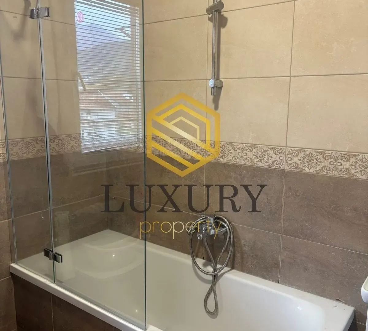 Izdavanje, jednosoban stan, 84m², Centar, Tivat