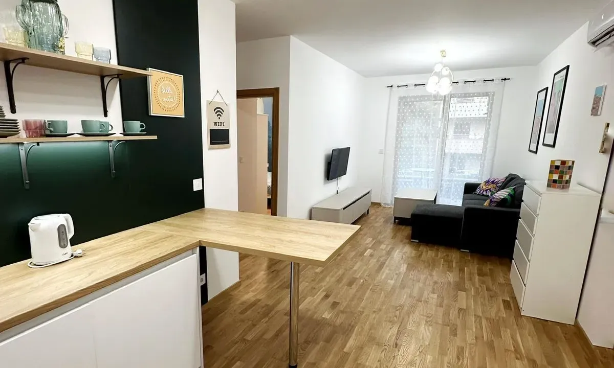 Izdavanje, dvosoban stan, 55m², Bečići, Budva