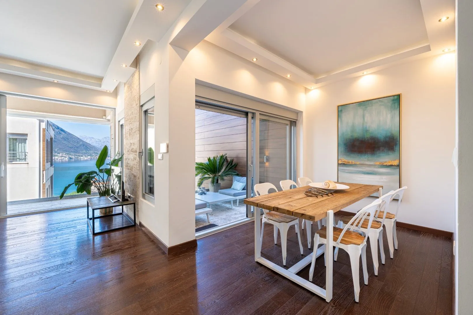 Prodaja, dvosoban stan, 82m², Dobrota, Kotor