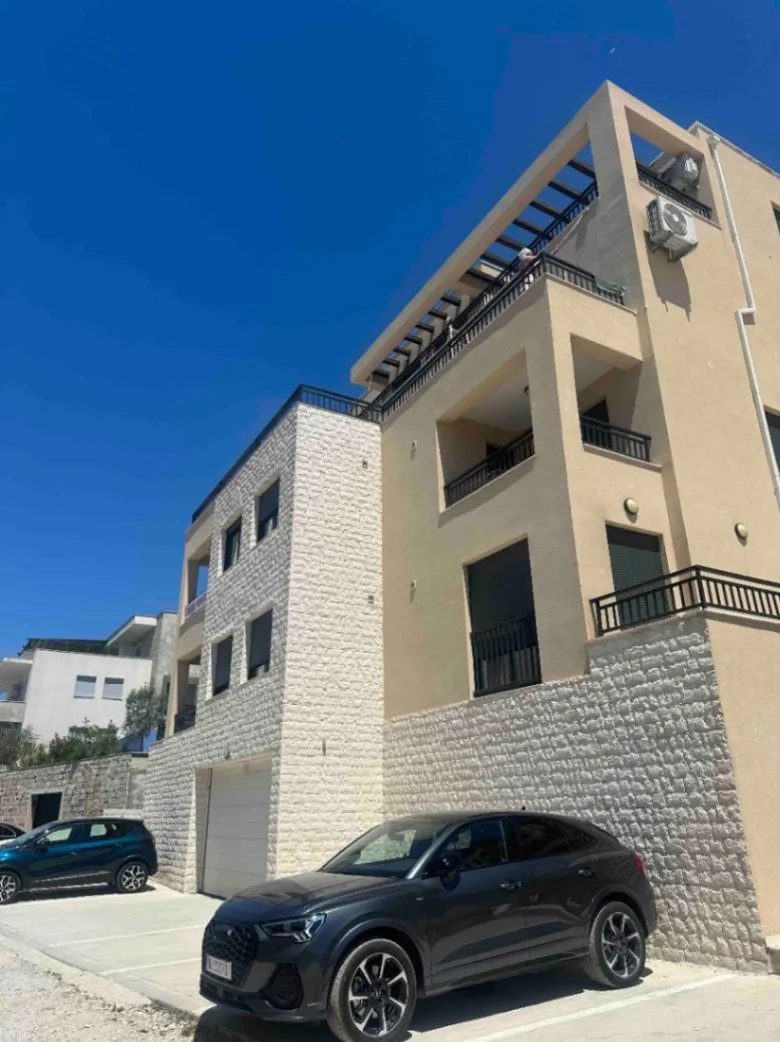 Izdavanje, dvosoban stan, 75m², Pod Kuk, Tivat