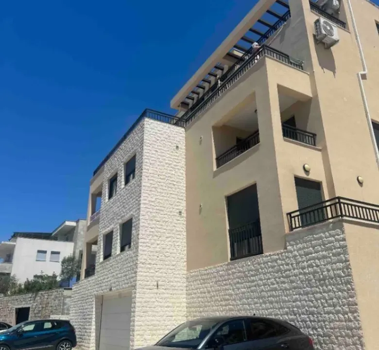 Izdavanje, dvosoban stan, 75m², Pod Kuk, Tivat